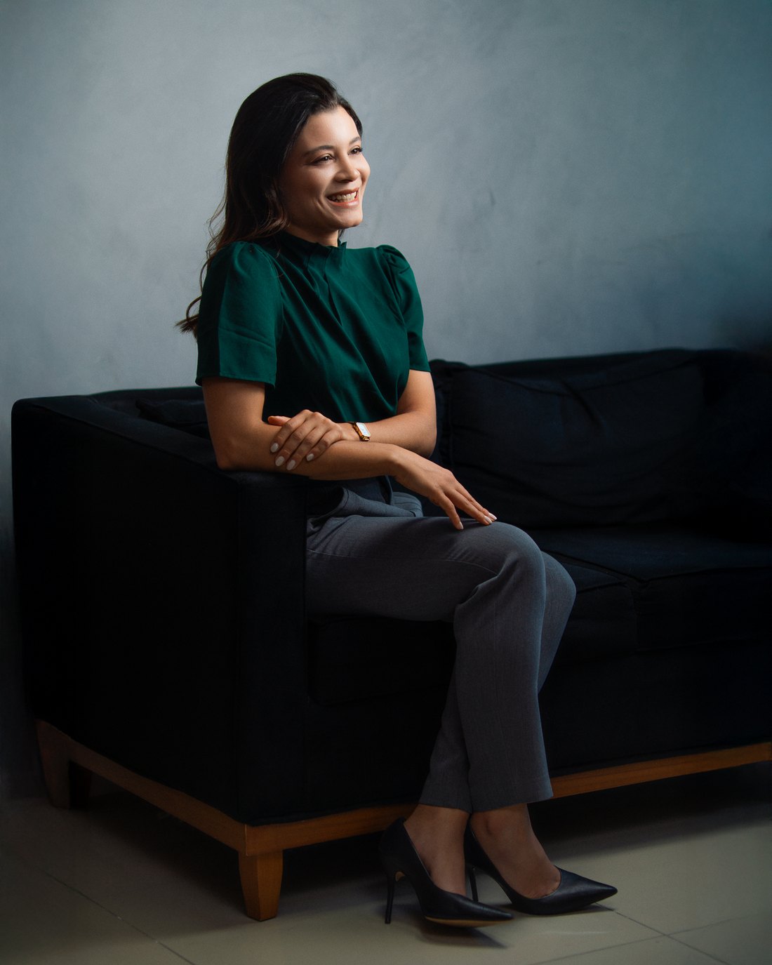 Evllen Machado sentada, sorrindo